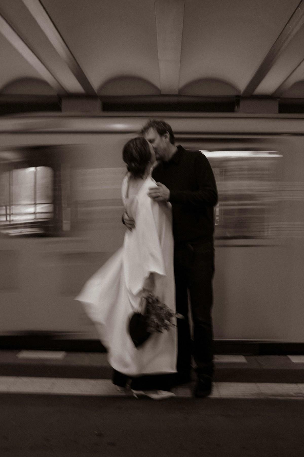 Bride and Groom embracing in front of a moving U-Bahn car - Handy Entertainment - Foto Katharina Roehler - Handy Entertainment